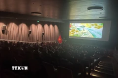 Khán giả theo dõi bộ phim “Tôi thấy hoa vàng trên cỏ xanh” của Việt Nam. (Ảnh: TTXVN phát)