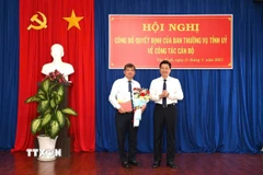 Ông Nguyễn Mạnh Hùng, Bí thư Tỉnh ủy, Chủ tịch Hội đồng Nhân dân tỉnh Tây Ninh (phải) chúc mừng ông Võ Đức Trong. (Ảnh: Thanh Tân/TTXVN)
