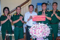 Đoàn công tác của Đảng ủy, Bộ Tư lệnh Quân khu 9 thăm, chúc mừng CQTT TTXVN tại thành phố Cần Thơ nhân dịp kỷ niệm 100 năm Ngày Báo chí Cách mạng Việt Nam (21/6/1925-21/6/2025). (Ảnh: Thanh Liêm/TTXVN)