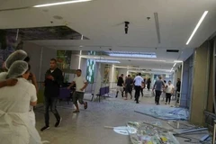 Cảnh hỗn loạn bên trong bệnh viện Soroka. (Nguồn: Times of Israel)