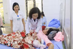Hàng ngày, bác sỹ Vũ Thị Châu Loan luôn dành thời gian đến các khoa thăm bệnh nhân. (Ảnh: Đinh Thùy/TTXVN)
