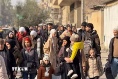 Người dân sơ tán tránh xung đột tại thành phố Aleppo, Syria, ngày 7/1/2026. (Ảnh: THX/TTXVN)