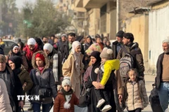 Người dân sơ tán tránh xung đột tại thành phố Aleppo, Syria, ngày 7/1/2026. (Ảnh: THX/TTXVN)