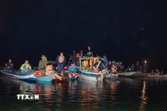 Các lực lượng xuyên đêm tìm kiếm các nạn nhân mất tích trong vụ lật tàu trên hồ Thác Bà. (Ảnh: Tuấn Anh/TTXVN)