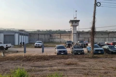 23 phạm nhân đã trốn khỏi trại giam sau khi hai phương tiện đâm sập cổng và xông vào cơ sở giam giữ. (Nguồn: yucatan)