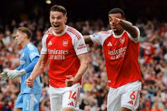 Arsenal thắng tưng bừng để tạo áp lực lớn cho Man City.