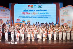 Tiết mục nhạc kèn do Đội Nghi lễ Nhà Thiếu nhi Thành phố Hồ Chí Minh biểu diễn tại lễ bế mạc liên hoan thiếu nhi 3 nước Việt Nam-Lào-Campuchia. (Ảnh: Trung Tuyến/TTXVN)