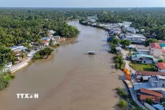 Sông Rạch Mọp đoạn qua xã Nhơn Mỹ, thành phố Cần Thơ xuất hiện hàng chục điểm sạt lở cả hai bên bờ sông. (Ảnh: Thanh Liêm/TTXVN)