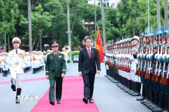 Đại tướng Phan Văn Giang, Bộ trưởng Bộ Quốc phòng và Bộ trưởng Bộ Quốc phòng Singapore Chan Chun Sing duyệt Đội danh dự Quân đội nhân dân Việt Nam. (Ảnh: An Đăng/TTXVN)