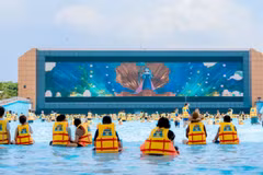 Bãi biển nhân tạo với làn nước trong xanh và cát trắng mịn tại The Amazing Bay - thiên đường giải nhiệt lý tưởng cho các bạn nhỏ.