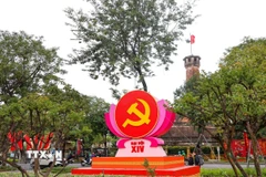 Cụm mô hình trang trí chào mừng Đại hội đại biểu toàn quốc lần thứ XIV của Đảng xuất hiện khắp mọi nẻo đường Thủ đô. (Ảnh: Thanh Tùng/TTXVN)