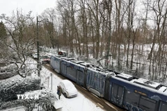 Một tuyến tàu điện ở Brussels bị đình trệ do băng tuyết hôm 7/1. (Ảnh: Hương Giang/TTXVN)