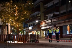 Lực lượng an ninh phong tỏa hiện trường vụ cháy quán bar ở thị trấn Crans-Montana, bang Valais, Thụy Sĩ ngày 1/1/2026. (Ảnh: THX/TTXVN)
