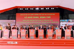 Các đại biểu thực hiện nghi thức khởi công công trình tại xã Khổng Lào (Lai Châu). (Ảnh: Quý Trung/TTXVN)