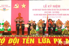 Thừa ủy quyền của Chủ tịch nước, Thượng tướng Nguyễn Văn Hiền trao Huân chương Bảo vệ Tổ quốc hạng Nhất tặng Quân chủng Phòng không-Không quân. (Nguồn: Báo Quân đội Nhân dân)