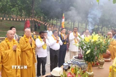 Tổng thống Sri Lanka Anura Kumara Disanayaka và đoàn công tác dâng hương tại khuôn viên trồng cây Bồ đề Vĩ Đại Cát Tường trong chùa Bái Đính. (Ảnh: Đức Phương/TTXVN)