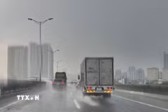 Hà Nội chiều tối có mưa rào và dông. (Ảnh: Nguyễn Thắng/TTXVN)