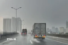 Hà Nội chiều tối có mưa rào và dông. (Ảnh: Nguyễn Thắng/TTXVN)