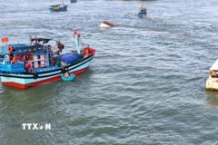 Đồn Biên phòng Cầu Bóng điều động lực lượng, phương tiện cứu hộ. (Ảnh TTXVN phát)