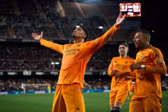 Real Madrid ngược dòng kịch tính, leo lên ngôi đầu La Liga