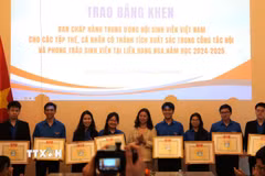 Phó Bí thư Đảng ủy tại Liên bang Nga Ngô Thị Thu Hoài trao Bằng khen cho các tập thể, cá nhân có thành tích xuất sắc trong công tác Đoàn. (Ảnh: Trần Hải/TTXVN)