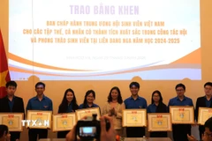 Phó Bí thư Đảng ủy tại Liên bang Nga Ngô Thị Thu Hoài trao Bằng khen cho các tập thể, cá nhân có thành tích xuất sắc trong công tác Đoàn. (Ảnh: Trần Hải/TTXVN)