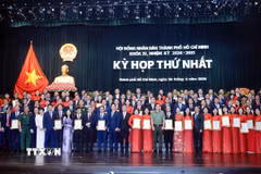 Trao Quyết định công nhận đại biểu HĐND Thành phố Hồ Chí Minh khóa XI, nhiệm kỳ 2026-2031. (Ảnh: Xuân Khu/TTXVN)