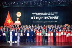 Trao Quyết định công nhận đại biểu HĐND Thành phố Hồ Chí Minh khóa XI, nhiệm kỳ 2026-2031. (Ảnh: Xuân Khu/TTXVN)