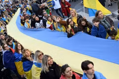 Khoảng 1.000 người đã xuống đường tại Paris (Pháp) để thể hiện sự ủng hộ Ukraine.