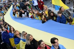 Khoảng 1.000 người đã xuống đường tại Paris (Pháp) để thể hiện sự ủng hộ Ukraine.