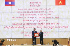 Ông Nguyễn Văn Hiếu, Ủy viên dự khuyết Trung ương Đảng, Bí thư Thành ủy Cần Thơ tặng quà cho ông Alounxay Sounnalath, Ủy viên Trung ương Đảng, Bí thư Tỉnh ủy, Tỉnh trưởng tỉnh Champasak, Lào. (Ảnh: Ngọc Thiện/TTXVN)