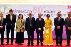 Đại sứ và Phu nhân (ở giữa) chụp ảnh kỷ niệm với Trưởng phái đoàn các nước ASEAN ở Bangladesh. (Ảnh do Đại sứ quán cung cấp)