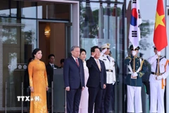 Tổng thống Hàn Quốc Lee Jae Myung và Phu nhân cùng Tổng Bí thư Tô Lâm và Phu nhân tại vị trí danh dự, nghe quân nhạc cử Quốc thiều hai nước. (Ảnh: Thống Nhất/TTXVN)