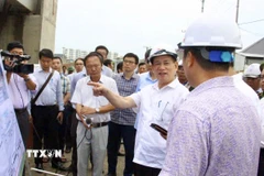 Phó Thủ tướng Hồ Đức Phớc kiểm tra tiến độ thi công Dự án thành phần 1, cao tốc Biên Hòa-Vũng Tàu qua bản đồ. (Ảnh: Công Phong/TTXVN)