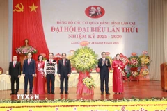 Thường trực Tỉnh ủy Lào Cai tặng hoa chúc mừng Đại hội. (Ảnh: Tuấn Anh/TTXVN)