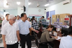 Bộ phận một cửa Phường Bình Dương sẵn sàng tiếp nhận và giải quyết thủ tục hành chính phục vụ người dân, doanh nghiệp. (Ảnh: Văn Hướng/TTXVN)