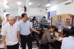 Bộ phận một cửa Phường Bình Dương sẵn sàng tiếp nhận và giải quyết thủ tục hành chính phục vụ người dân, doanh nghiệp. (Ảnh: Văn Hướng/TTXVN)