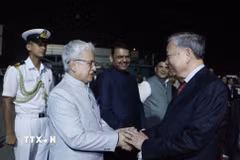 Các quan chức thành phố Mumbai tiễn Tổng Bí thư, Chủ tịch nước Tô Lâm tại sân bay quốc tế Chhatrapati Shivaji Maharaj. (Ảnh: Thống Nhất/TTXVN)
