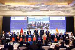 Tổng Bí thư, Chủ tịch nước Tô Lâm và Thủ hiến bang Maharashtra Devendra Fadnavis chứng kiến lễ trao các thỏa thuận hợp tác giữa 2 nước. (Ảnh: Thống Nhất/TTXVN)