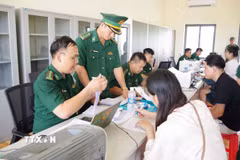Thượng tá Đoàn Trọng Nghĩa, Phó Chỉ huy trưởng kiêm Tham mưu trưởng Ban Chỉ huy Bộ đội Biên phòng thành phố giám sát các khâu phỏng vấn, phân loại, sàng lọc sau khi bàn giao. (Ảnh: Đậu Tất Thành/TTXVN)