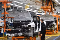 Dây chuyền sản xuất ô tô tại nhà máy của General Motors ở Detroit, Michigan (Mỹ). (Ảnh: AFP/TTXVN)