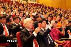 Các đại biểu biểu quyết thông qua nội dung Dự thảo Nghị quyết của Đại hội. (Ảnh: Đình Quân/TTXVN)