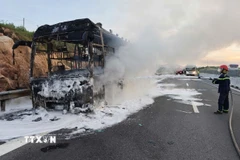 Cháy xe khách trên cao tốc Nha Trang-Cam Lâm. (Ảnh: TTXVN phát)