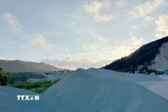 Công ty TNHH MTV Hoàng Nguyên Hải đang sử dụng gần 10.500m2 đất nông nghiệp tại thôn Vạn Lý, xã Nguyễn Nghiêm tỉnh Quảng Ngãi để làm bãi chứa đá vật liệu xây dựng, đặt máy móc, thiết bị là sai mục đích sử dụng đất. (Ảnh: Cao Nguyên/TTXVN)