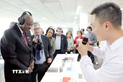 Chủ tịch Quốc hội Cuba Esteban Lazo Hernandez và đoàn công tác thăm Nhà máy Nestlé Bông Sen (Khu công nghiệp Thăng Long II). (Ảnh: Thế Duyệt/TTXVN)