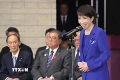 Bà Sanae Takaichi (phải) phát biểu sau khi giành chiến thắng trong cuộc bỏ phiếu bầu Chủ tịch đảng LDP cầm quyền Nhật Bản, tại Tokyo, ngày 4/10/2025. (Ảnh: Kyodo/TTXVN)