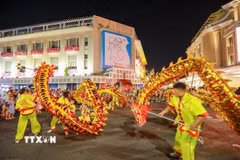 Lễ rước đèn “Đêm hội Trăng Rằm” quanh khu vực Hồ Hoàn Kiếm. (Ảnh: Khánh Hòa/TTXVN)