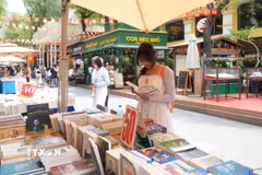 Thông qua từng trang sách, bạn đọc sẽ có dịp nhìn lại những năm tháng hào hùng của cha ông để thêm trân trọng giá trị của hòa bình và bồi đắp niềm tự hào dân tộc. (Ảnh: Hữu Duyên/TTXVN)