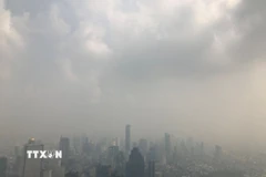 Khói mù ô nhiễm bao phủ bầu trời tại Bangkok, Thái Lan. (Ảnh: THX/TTXVN)