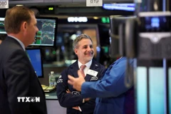 Giao dịch viên tại sàn chứng khoán New York, Mỹ. (Ảnh: THX/TTXVN)